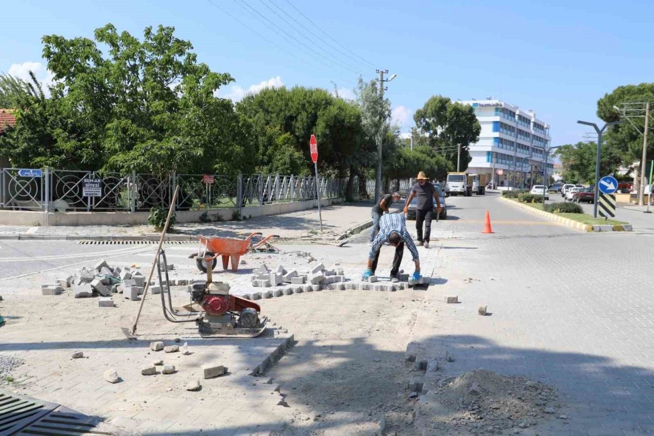 Burhaniye’de sezon öncesi yol çalışmalarına ağırlık verildi