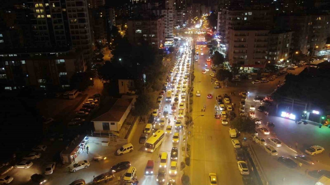 Adana Demirspor’un, Avrupa’ya gitmesi kentte coşkulu şekilde kutlandı