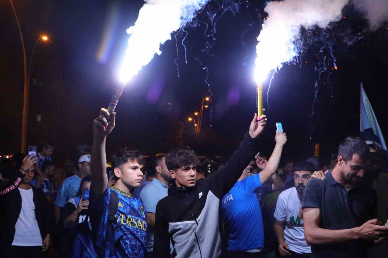 Adana Demirspor’un, Avrupa’ya gitmesi kentte coşkulu şekilde kutlandı