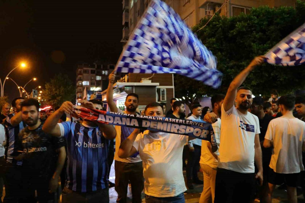 Adana Demirspor’un, Avrupa’ya gitmesi kentte coşkulu şekilde kutlandı