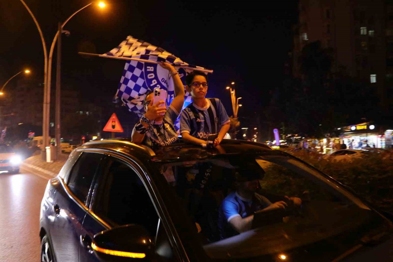 Adana Demirspor’un, Avrupa’ya gitmesi kentte coşkulu şekilde kutlandı