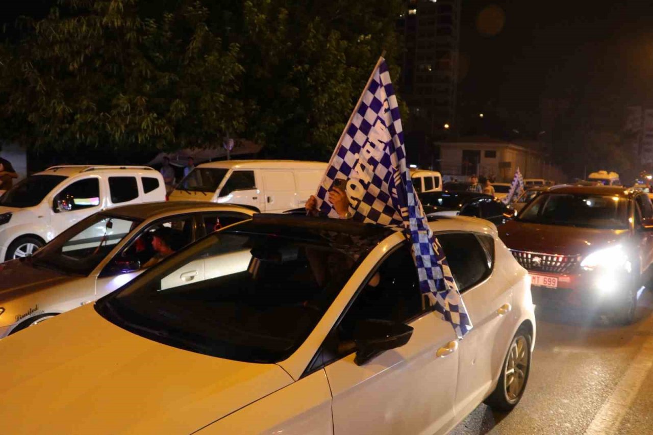 Adana Demirspor’un, Avrupa’ya gitmesi kentte coşkulu şekilde kutlandı