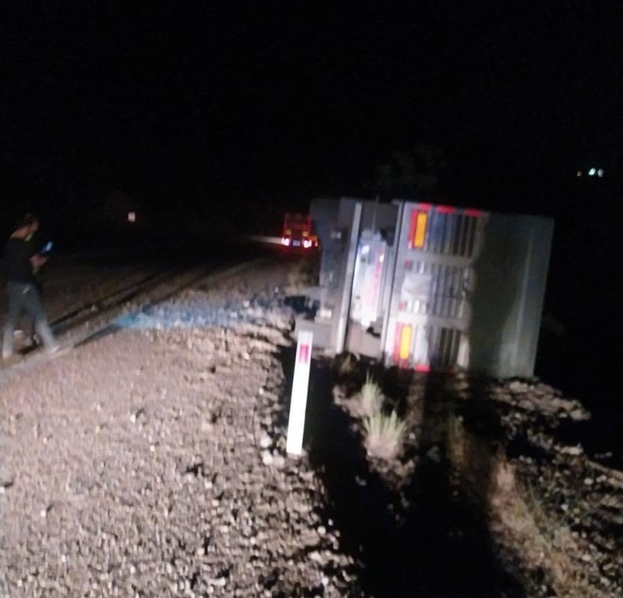 Şarampole devrilen tırın sürücüsü yaralandı