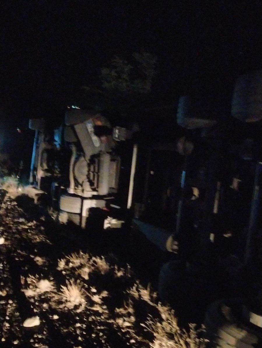 Şarampole devrilen tırın sürücüsü yaralandı