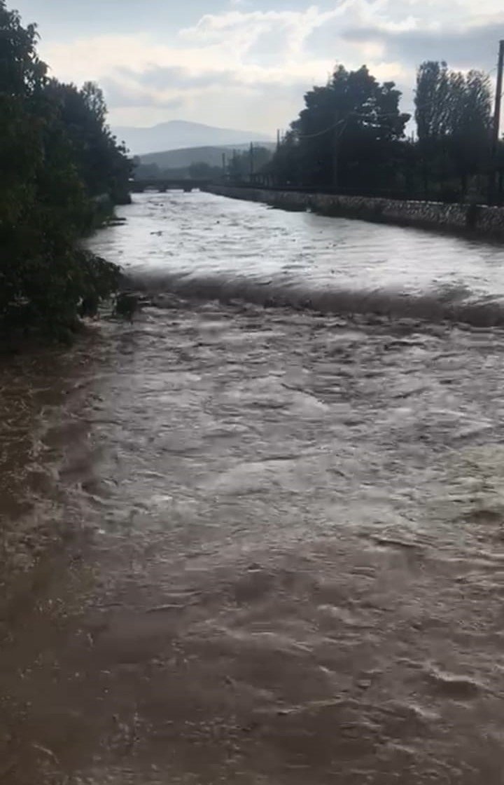Sel sularının önüne ne geldiyse katıp sürüklediği anlar kamerada