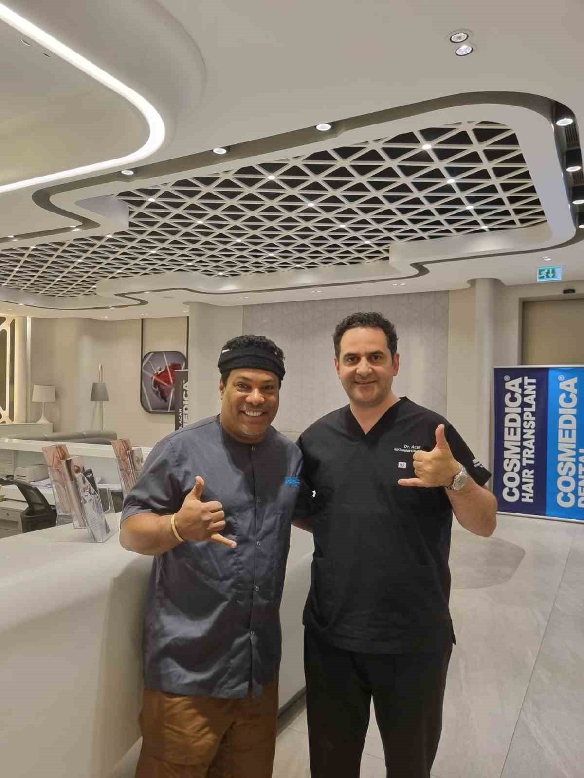 Dünyaca ünlü futbolcu Ronaldinho saç bakımı için İstanbul’a geldi