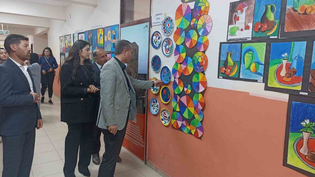 Ağrı’da öğrencilerin eserlerinin yer aldığı yıl sonu sergisi açıldı