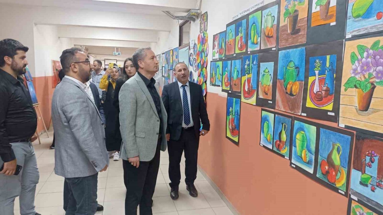 Ağrı’da öğrencilerin eserlerinin yer aldığı yıl sonu sergisi açıldı
