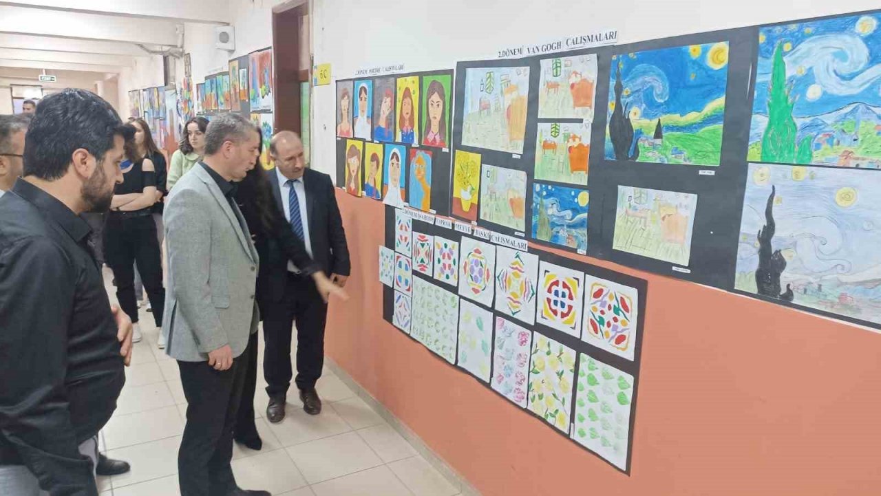 Ağrı’da öğrencilerin eserlerinin yer aldığı yıl sonu sergisi açıldı