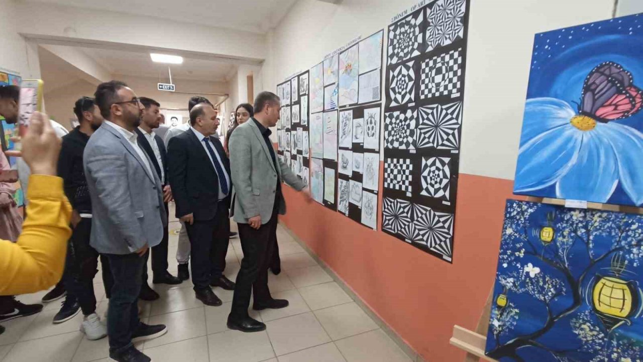 Ağrı’da öğrencilerin eserlerinin yer aldığı yıl sonu sergisi açıldı