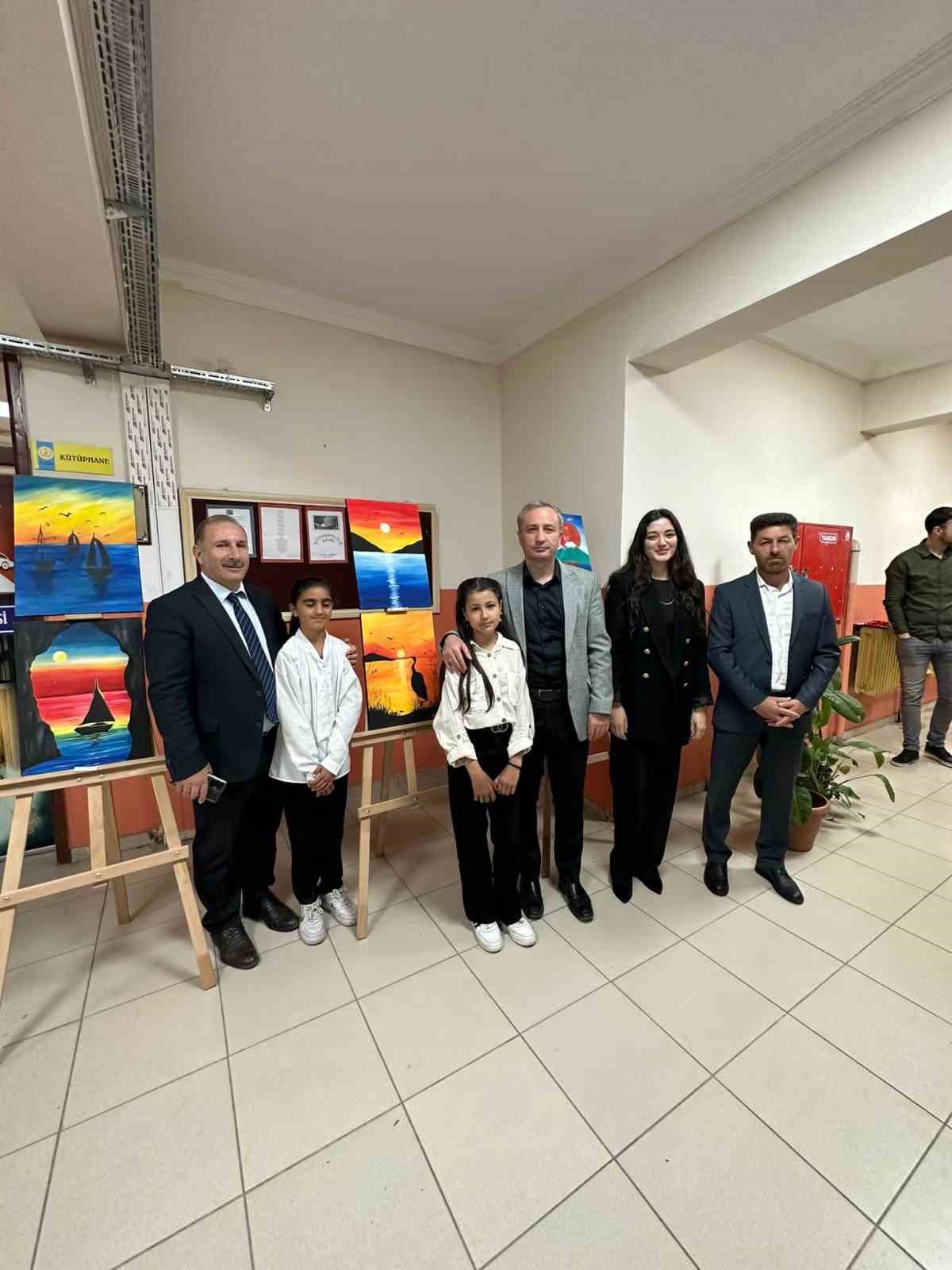 Ağrı’da öğrencilerin eserlerinin yer aldığı yıl sonu sergisi açıldı