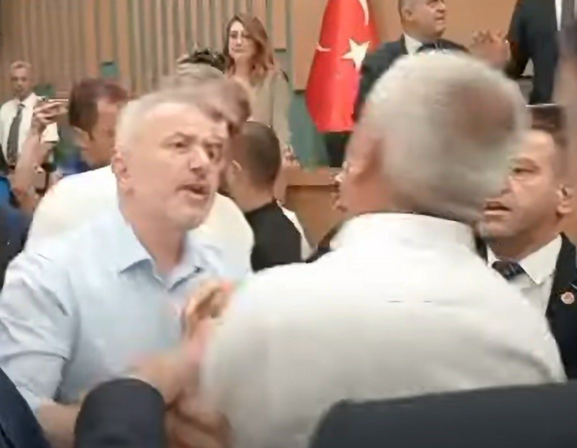 İzmir Büyükşehir Belediye Meclisinde ‘bavul’ gerginliği