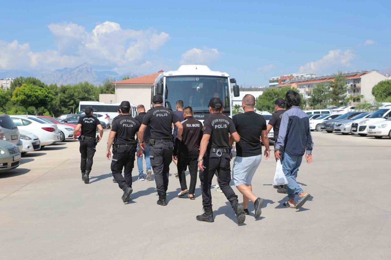 Antalya’da 62 aranan şahıs yakalandı