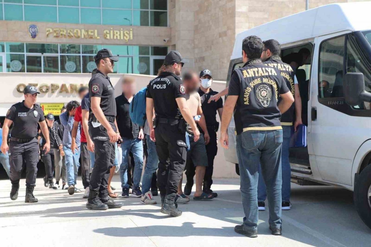 Antalya’da 62 aranan şahıs yakalandı
