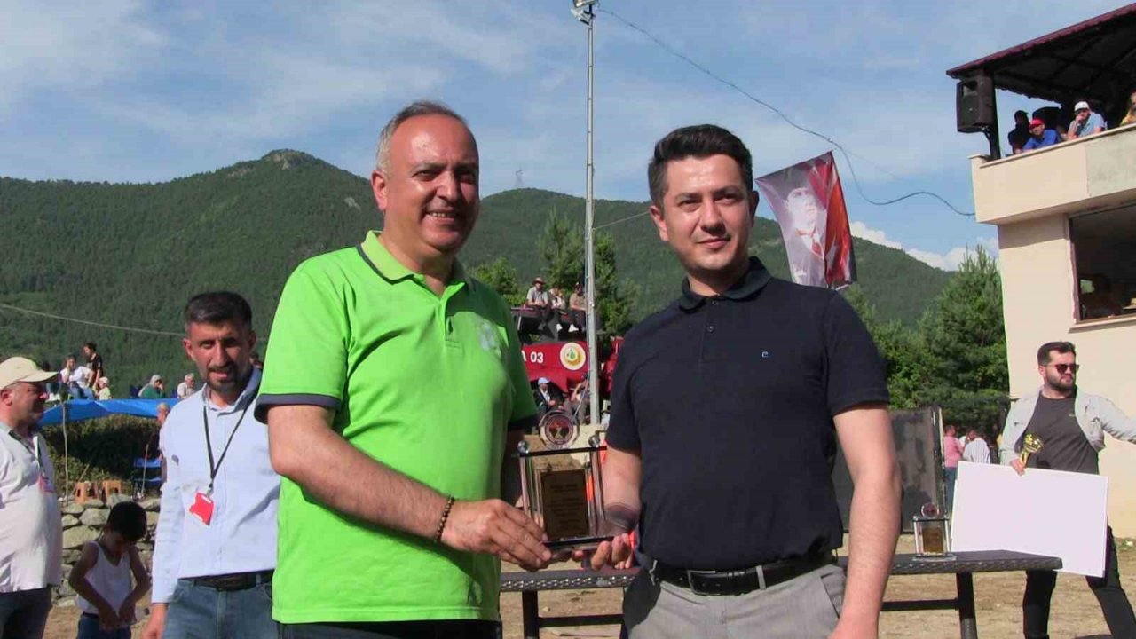 Artvin’de boğaların üstünlük mücadelesi nefes kesti