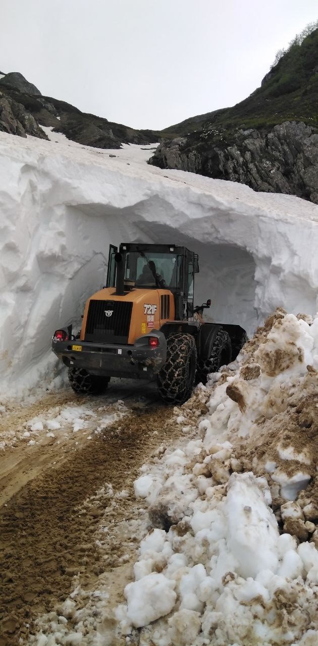 Artvin’de yayla yolları kar tüneli kazılarak ulaşıma açıldı