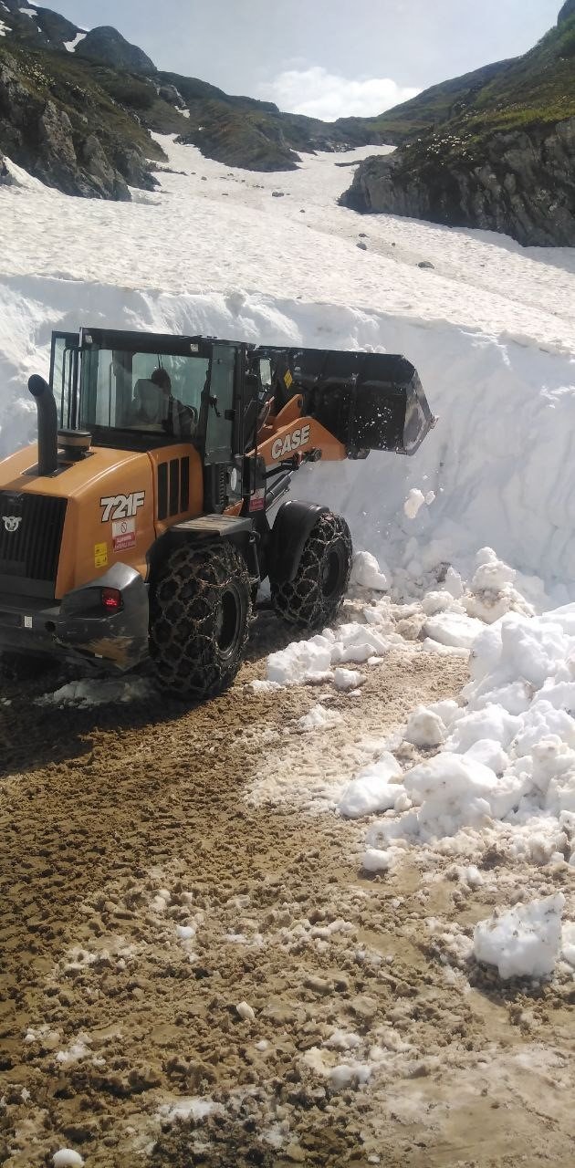 Artvin’de yayla yolları kar tüneli kazılarak ulaşıma açıldı
