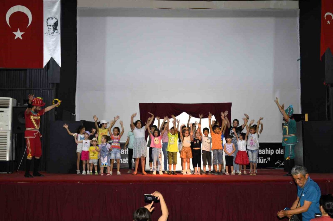 Çineli minikler Hacivat ve Karagöz ile eğlendi