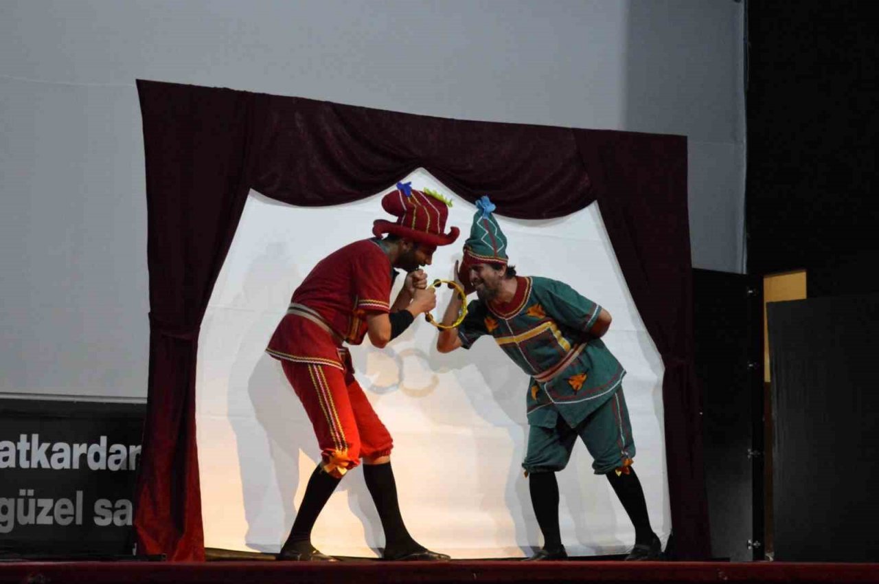Çineli minikler Hacivat ve Karagöz ile eğlendi
