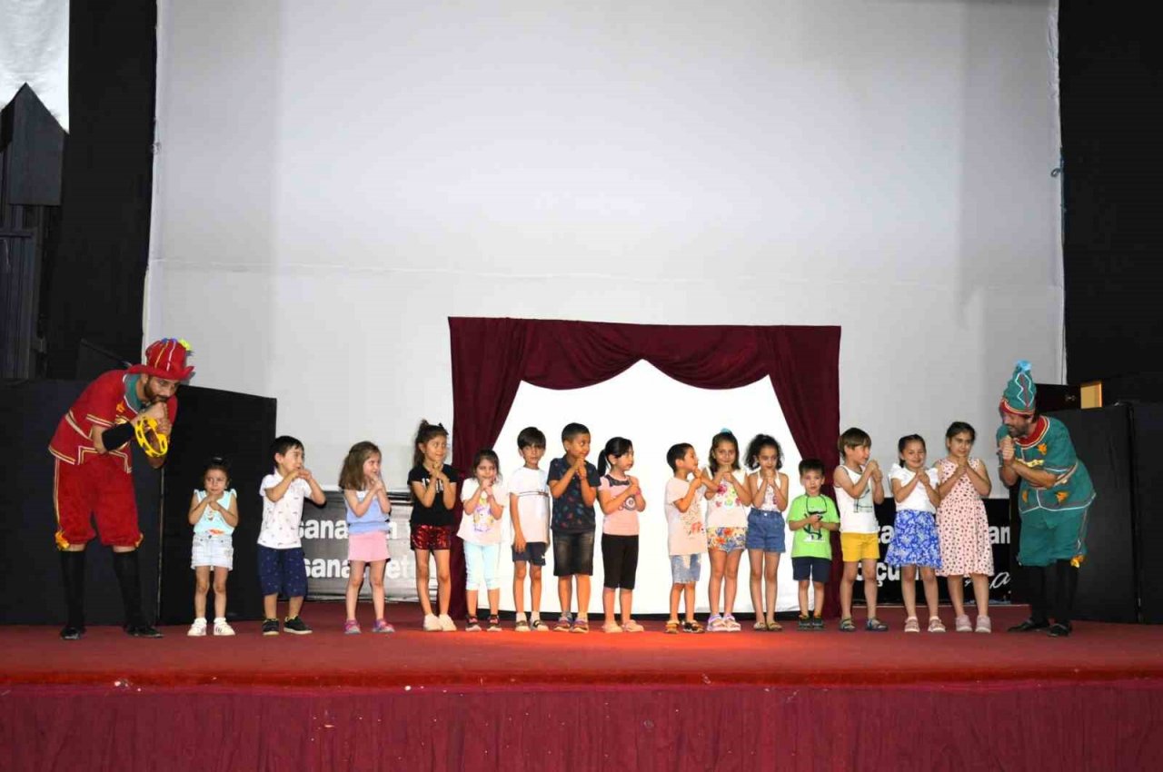 Çineli minikler Hacivat ve Karagöz ile eğlendi