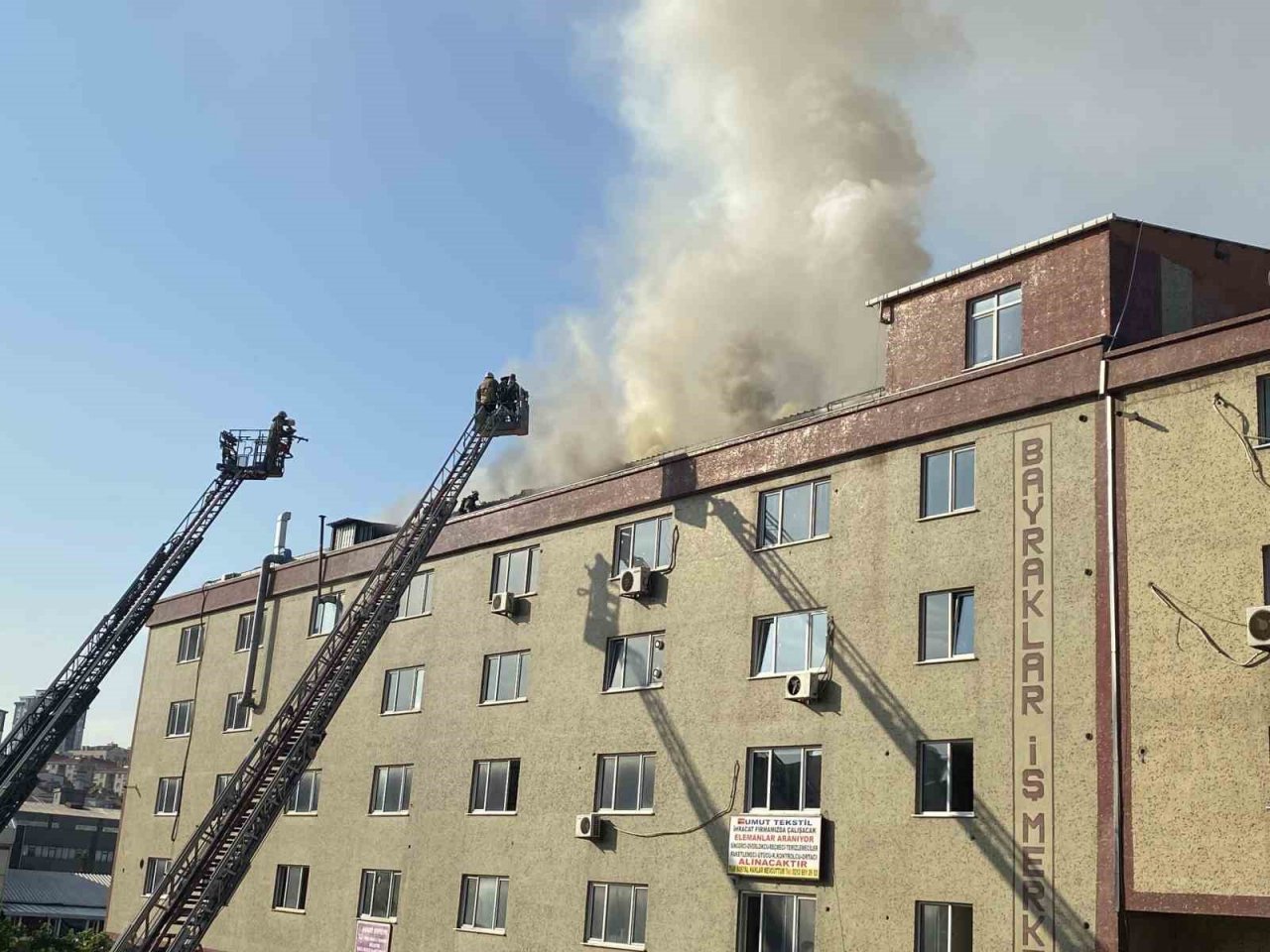 Bağcılar’da 5 katlı iş merkezinde korkutan yangın
