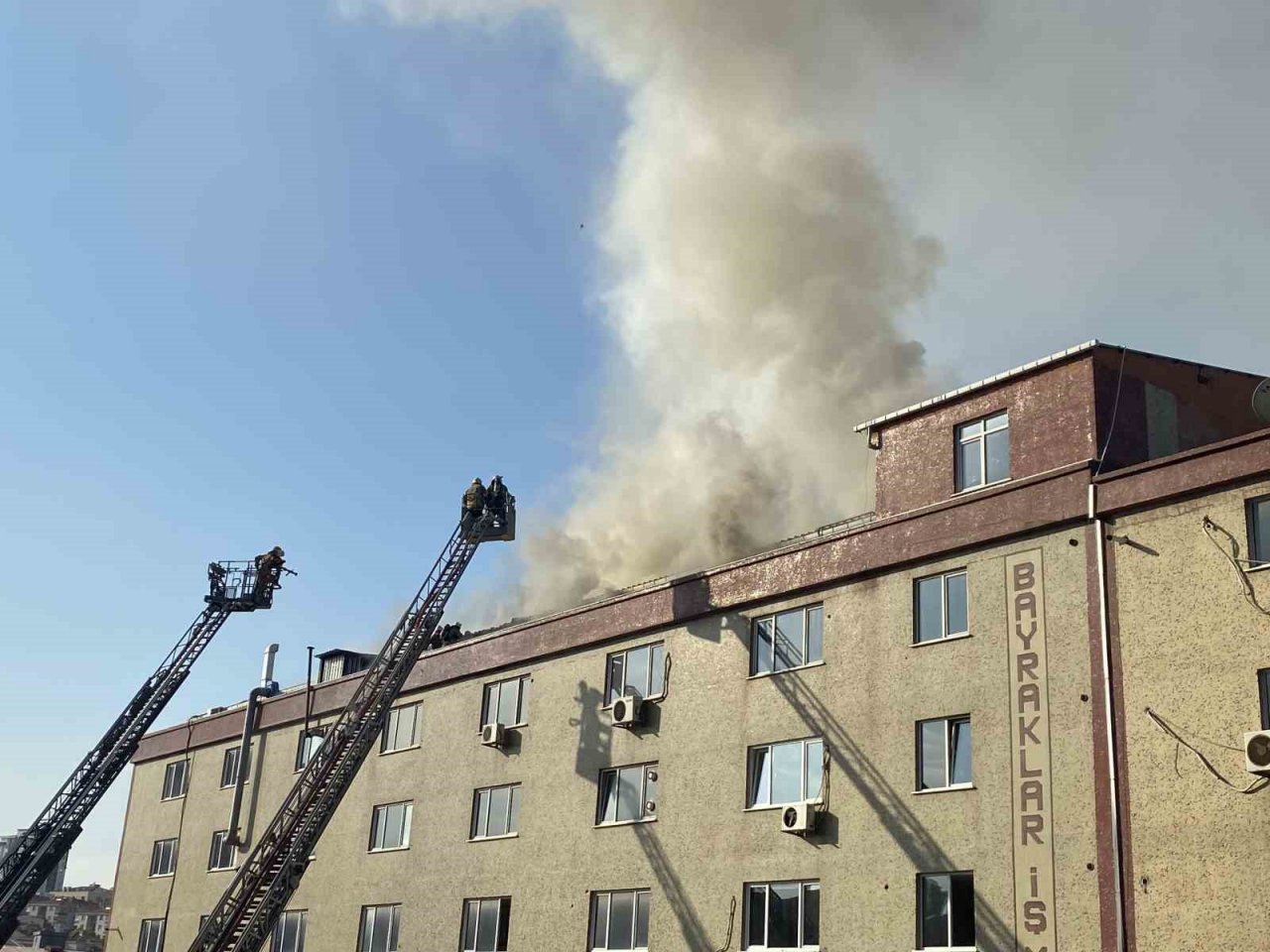 Bağcılar’da 5 katlı iş merkezinde korkutan yangın