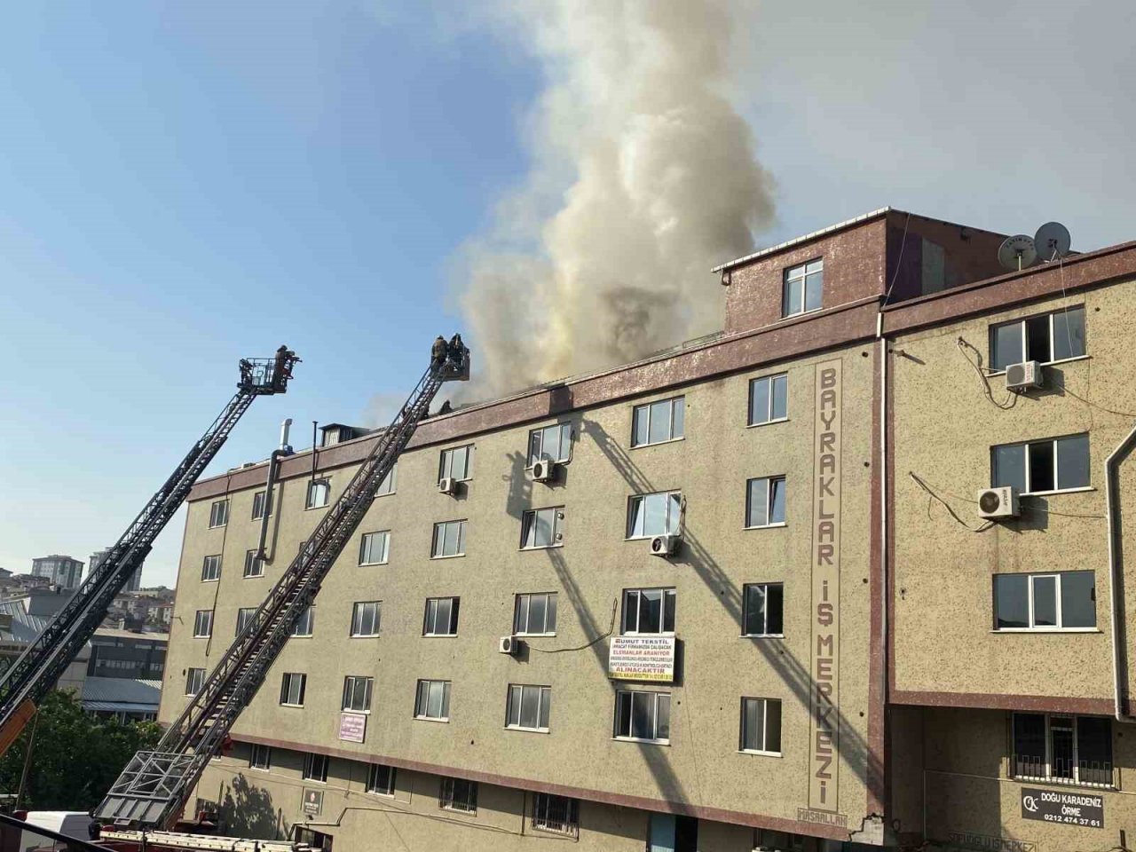 Bağcılar’da 5 katlı iş merkezinde korkutan yangın