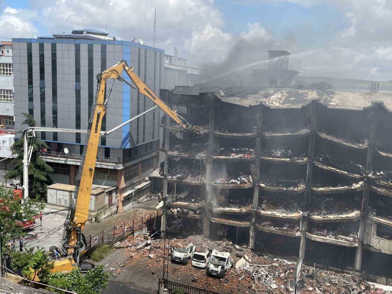 Başakşehir’de yanan iş hanının yıkımına başlandı