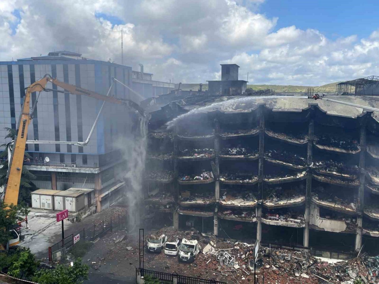 Başakşehir’de yanan iş hanının yıkımına başlandı