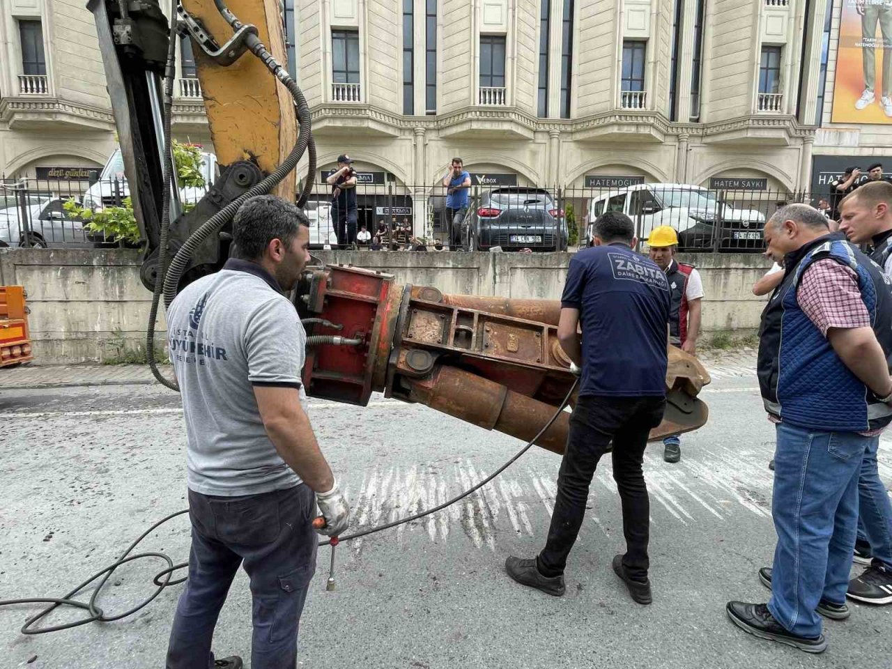 Başakşehir’de yanan iş hanının yıkımına başlandı
