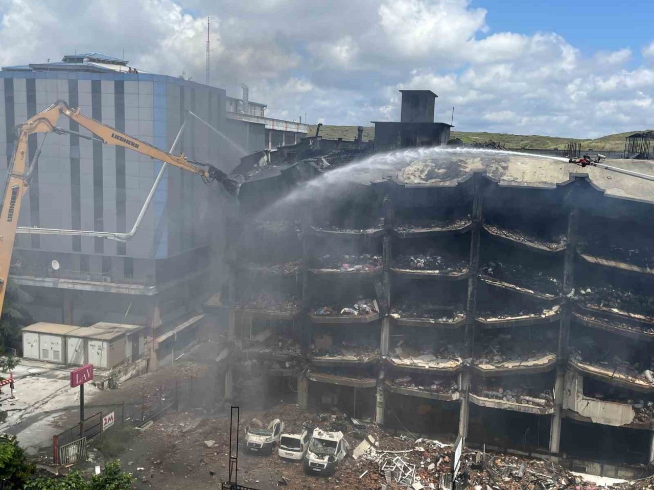 Başakşehir’de yanan iş hanının yıkımına başlandı