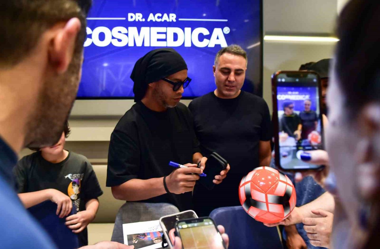 Dünyaca ünlü futbolcu Ronaldinho saç bakımı için İstanbul’a geldi