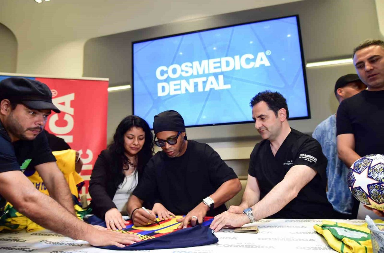 Dünyaca ünlü futbolcu Ronaldinho saç bakımı için İstanbul’a geldi