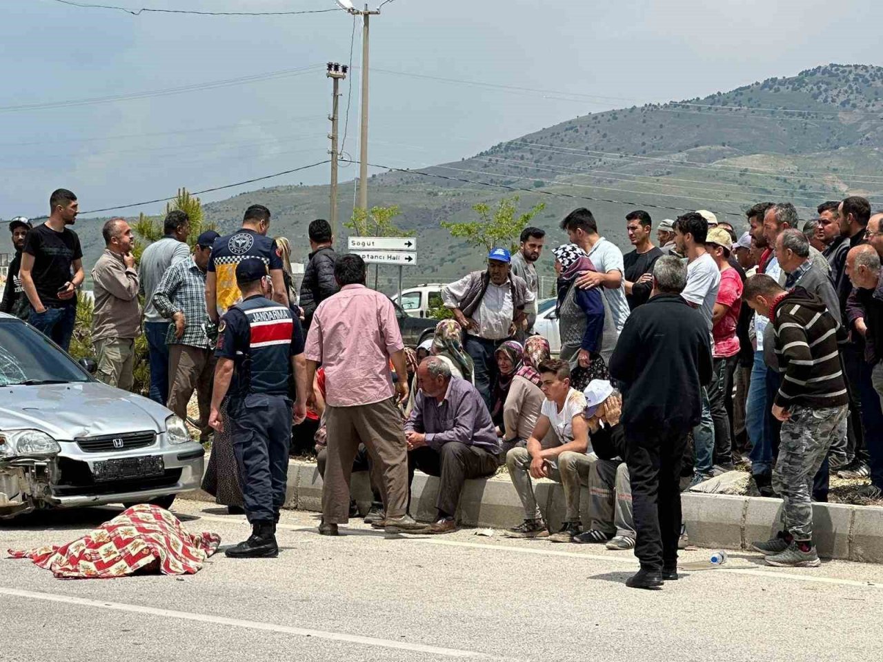 Burdur’da otomobil ile çarpışan elektrikli bisiklet sürücüsü hayatını kaybetti, 3 kişi yaralandı