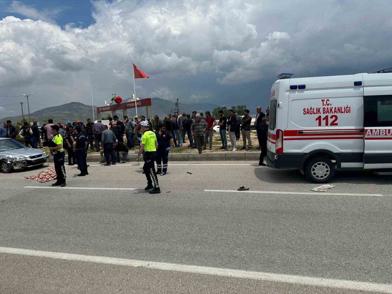 Burdur’da otomobil ile çarpışan elektrikli bisiklet sürücüsü hayatını kaybetti, 3 kişi yaralandı