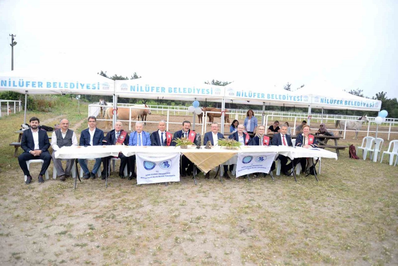 Mezuniyet belgelerini at üzerinde aldılar