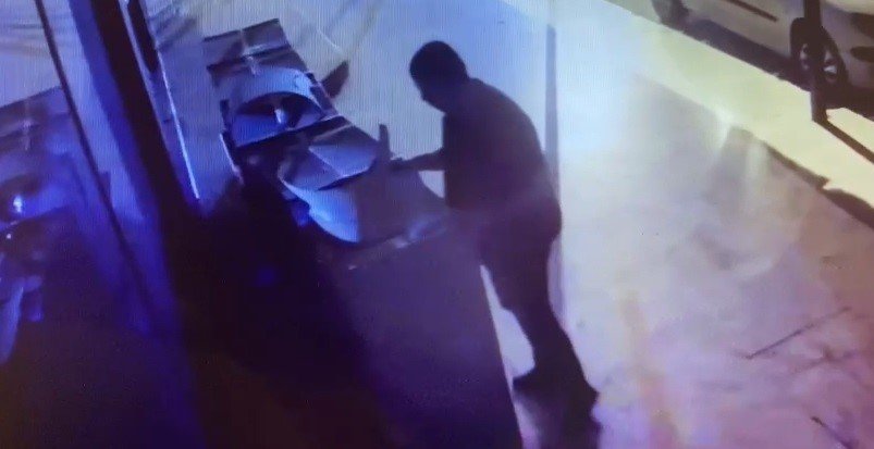 Sandalye hırsızı kamerada