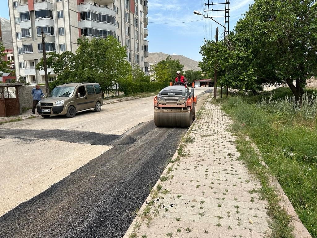 Elbistan’da hasar gören yollar onarılıyor