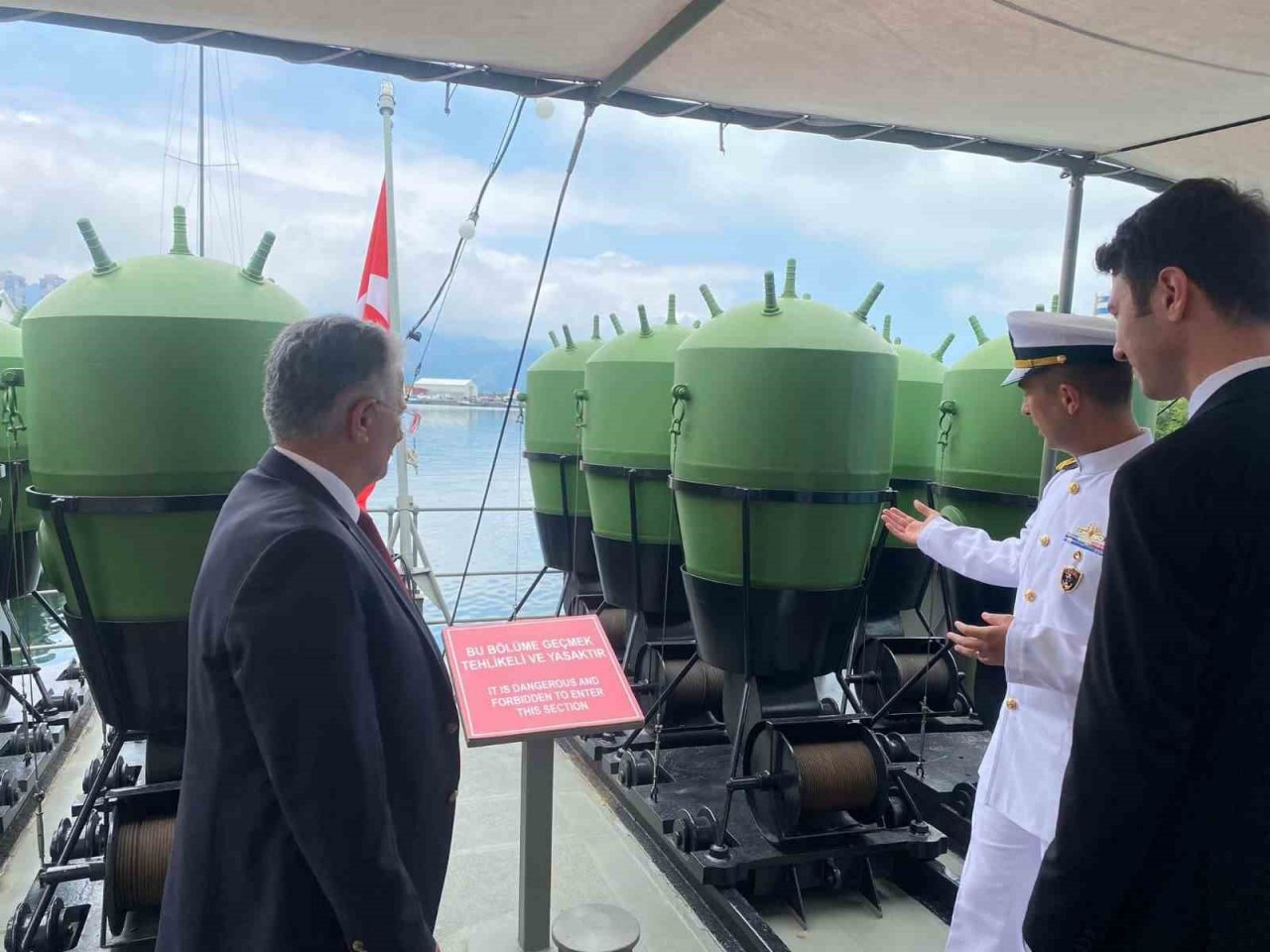 TCG Nusret Mayın Müze Gemisi Hopa Limanında ziyaretçilerini ağırladı