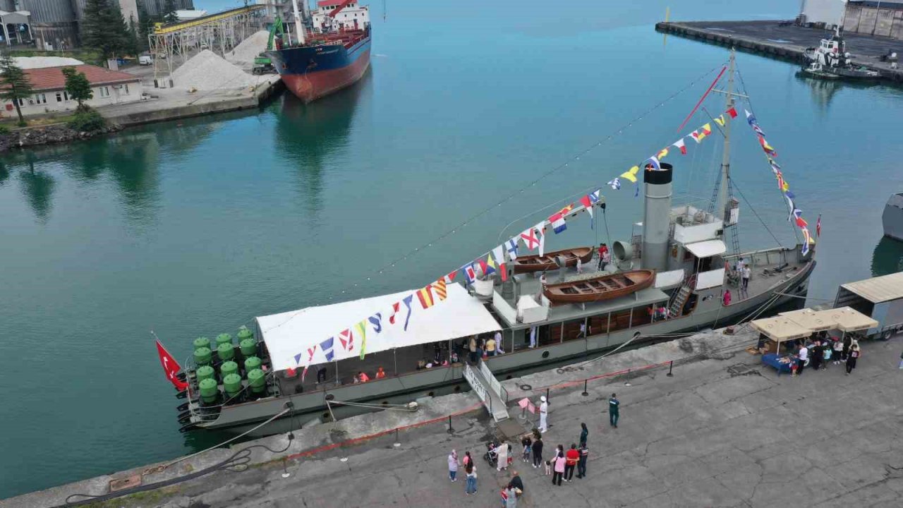 TCG Nusret Mayın Müze Gemisi Hopa Limanında ziyaretçilerini ağırladı