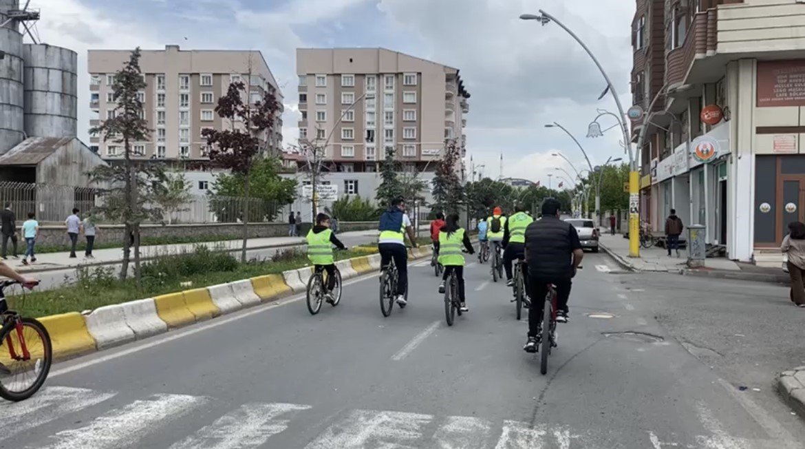 Çocuk işçiler için pedal çevirdiler