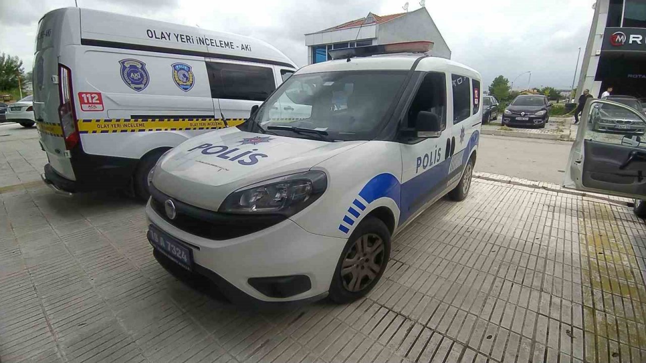 Park halindeki araca kurşun isabet etti