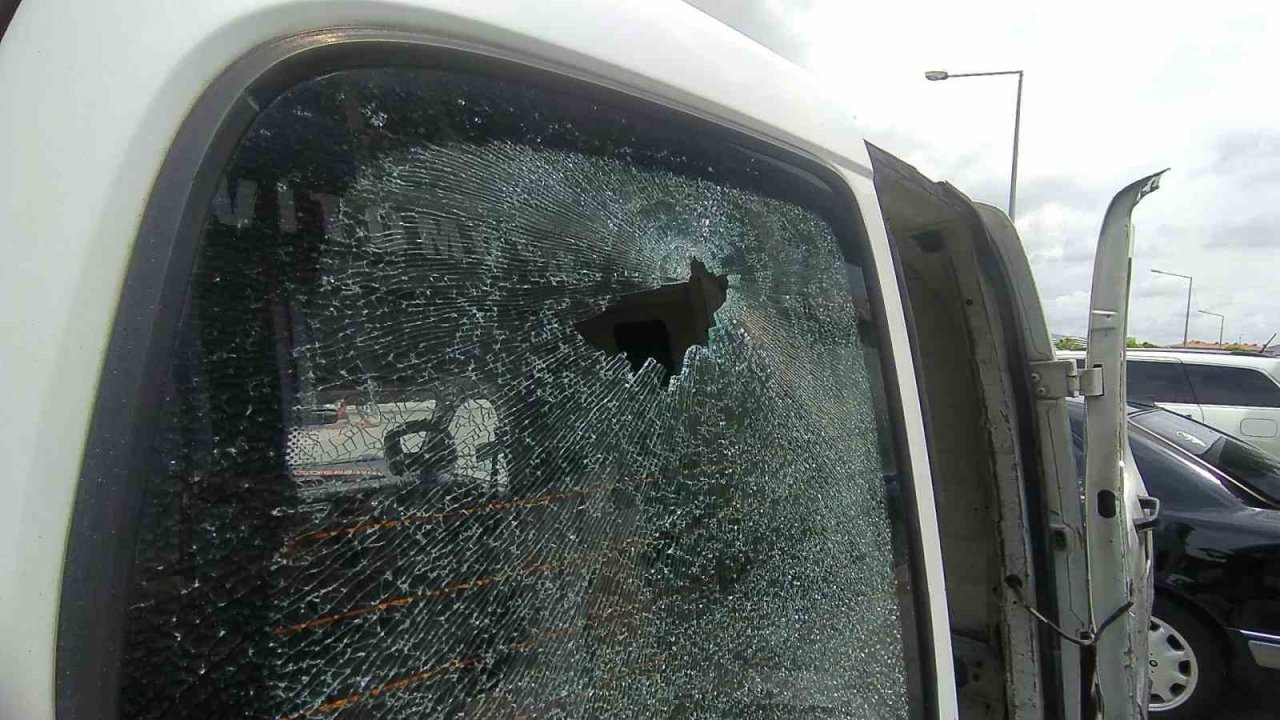 Park halindeki araca kurşun isabet etti