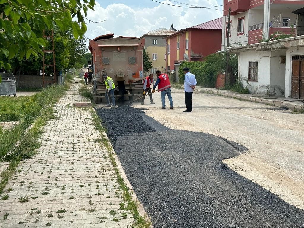Elbistan’da hasar gören yollar onarılıyor