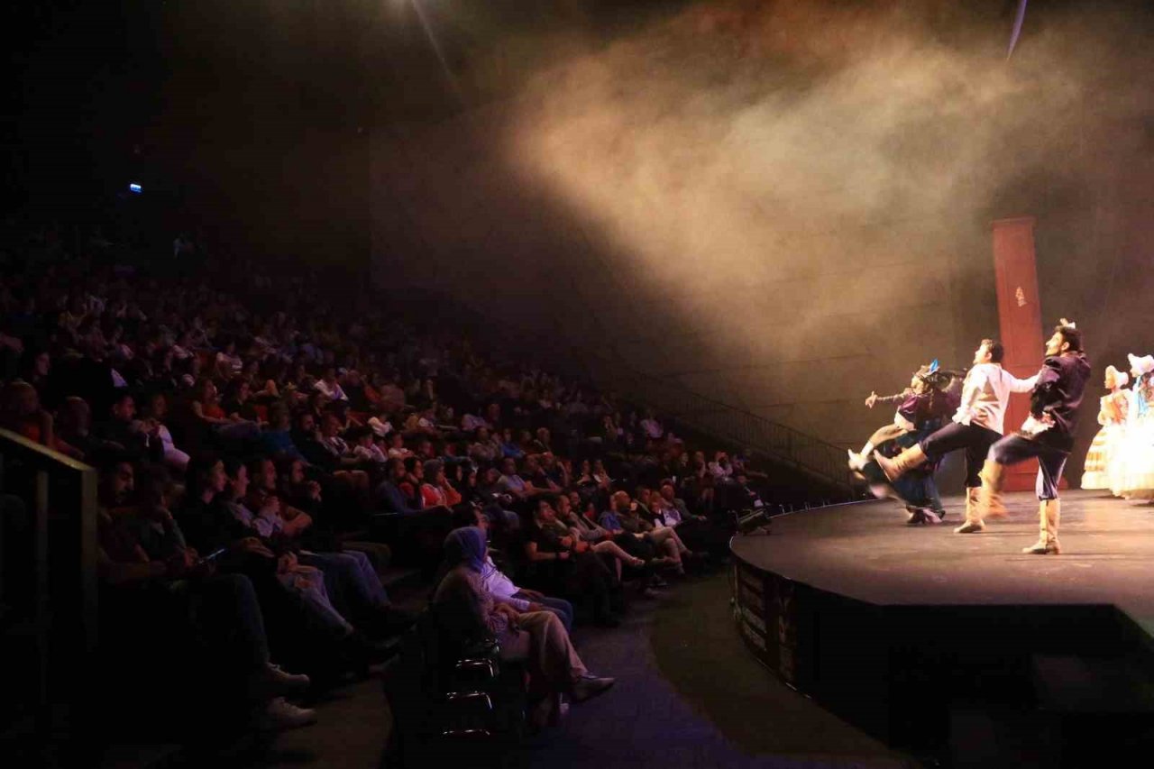 Denizlililer, Tiyatro Festivali’ne akın etti