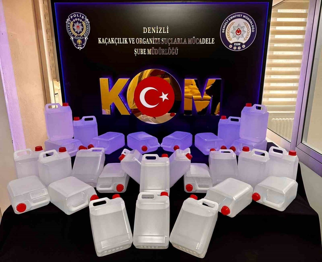 Kaçak cinsel ilaç, alkol ve tütünü satamadan yakalandılar