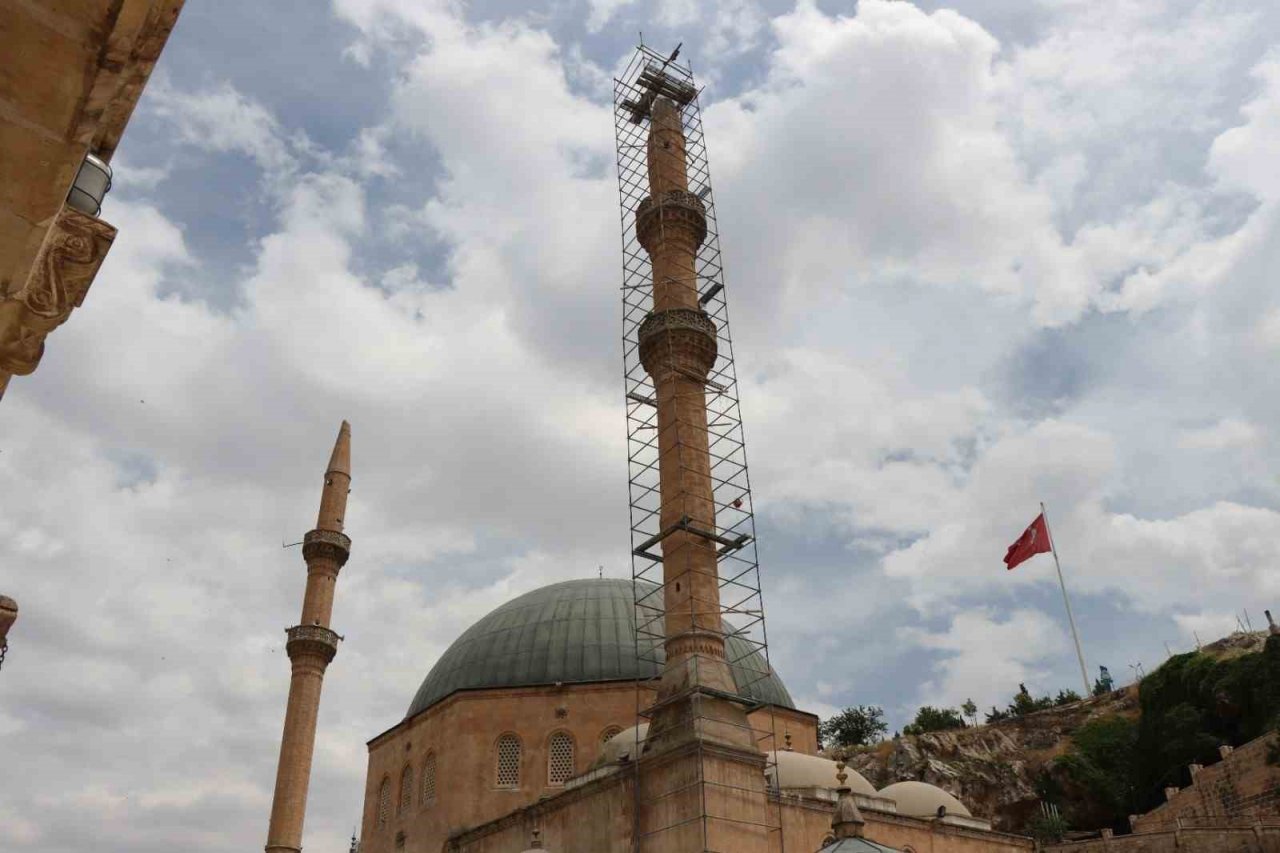 Dergah Cami minaresinde onarım çalışması sürüyor
