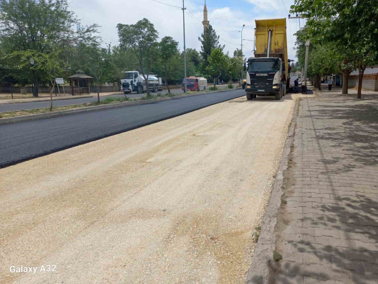 Ambar Mahalle yoluna sıcak asfalt serimi gerçekleştirildi