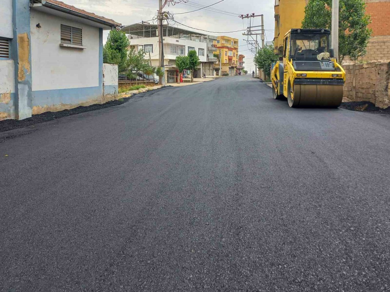 Ambar Mahalle yoluna sıcak asfalt serimi gerçekleştirildi