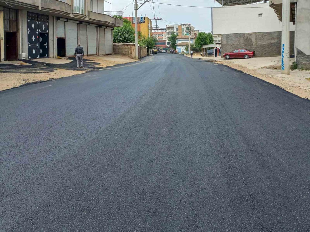 Ambar Mahalle yoluna sıcak asfalt serimi gerçekleştirildi